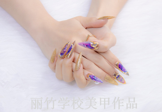 尖形甲怎么做才好看？南寧美甲專業(yè)學校做分析