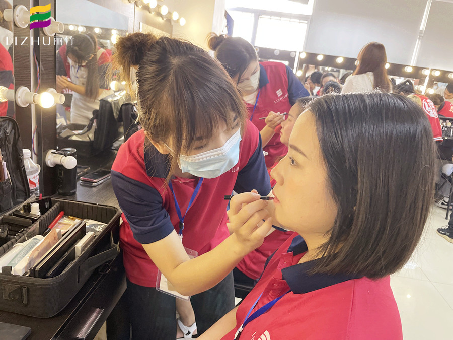 如何區(qū)分冷白皮和暖白皮？廣西美妝彩妝學(xué)校授課開講