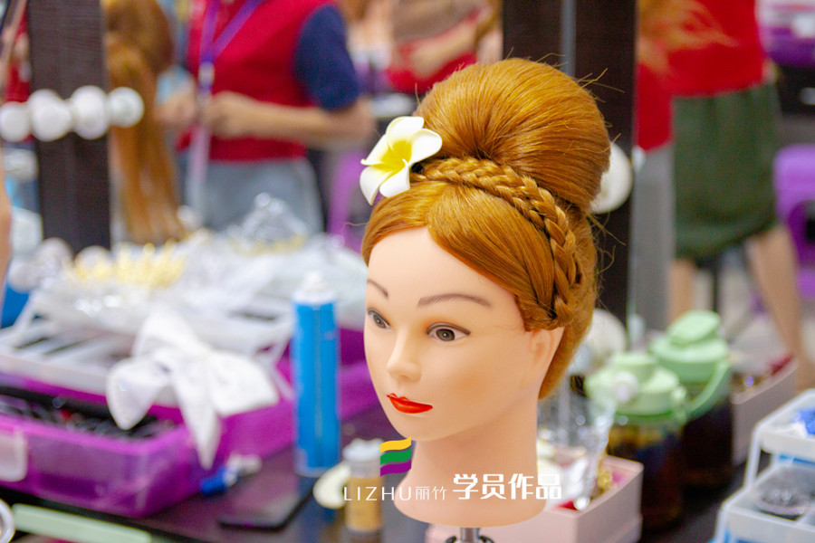 赫本包發(fā)型課堂練習 | 學習化妝盤發(fā)