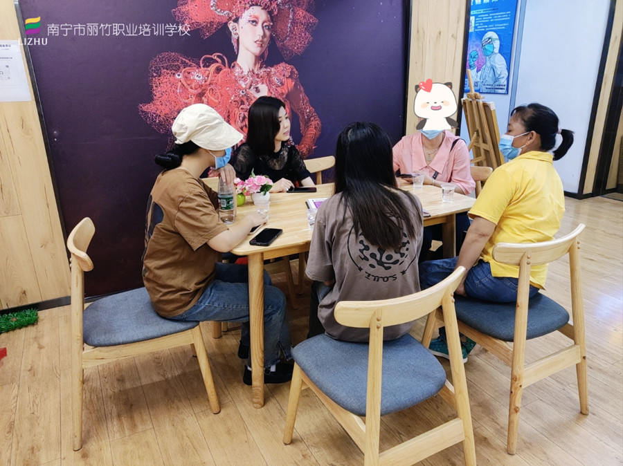 忙！忙！忙！麗竹學校人氣火爆的招生大廳