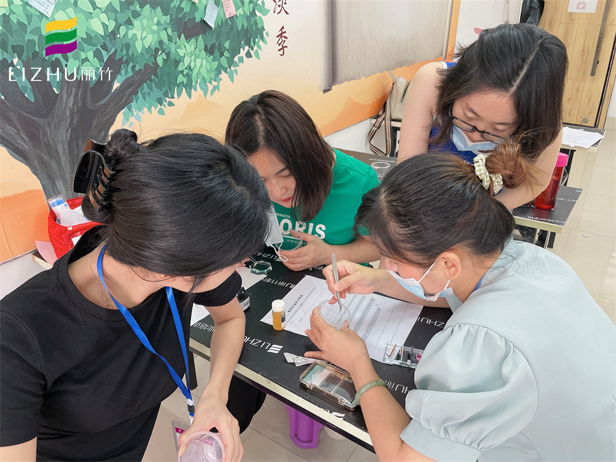 如何用杯子練習嫁接睫毛？來南寧美睫專業(yè)學校看看啊