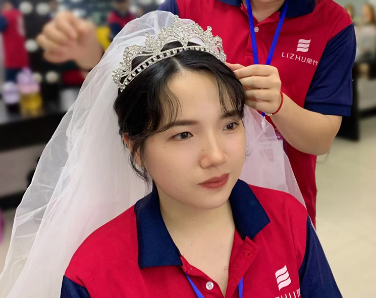 學(xué)化妝盤(pán)發(fā)基本手法，到麗竹化妝造型學(xué)校