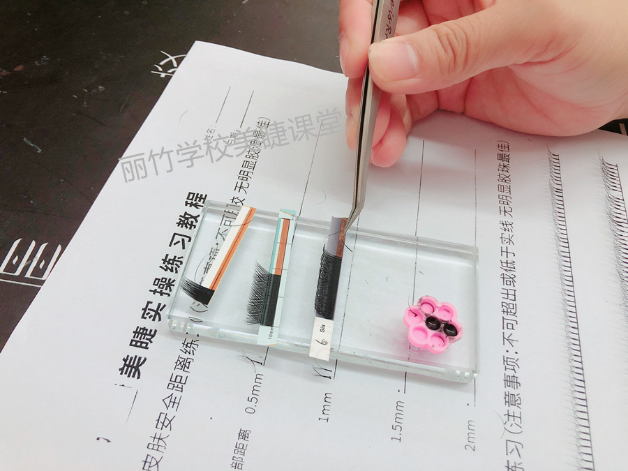 紙上嫁接睫毛，南寧美甲美睫學(xué)校學(xué)員練習(xí)