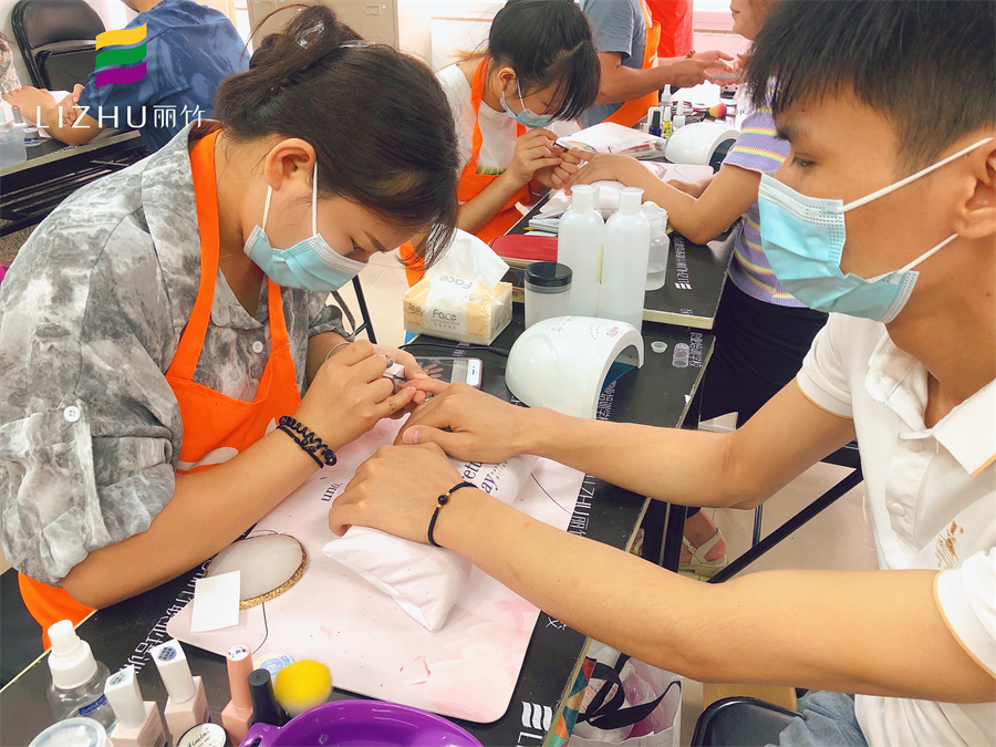 美甲修手有什么項(xiàng)目？南寧市美甲學(xué)校教程