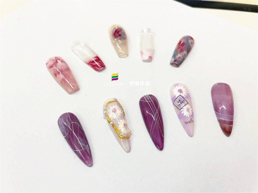 手黑做美甲如何選擇顏色？南寧美甲時尚培訓教你