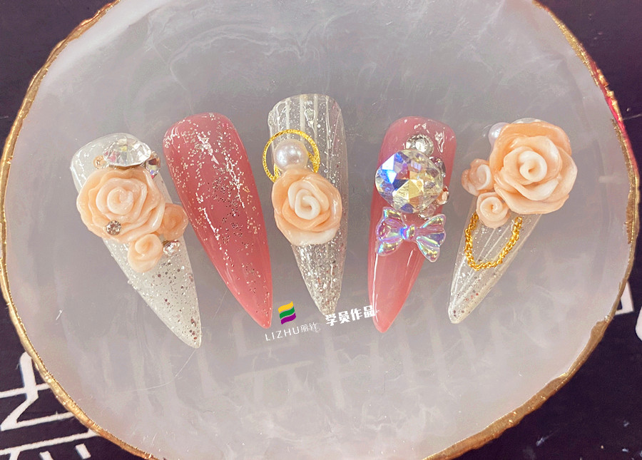玫瑰雕花美甲作品，告訴你廣西美甲學(xué)校哪家好？