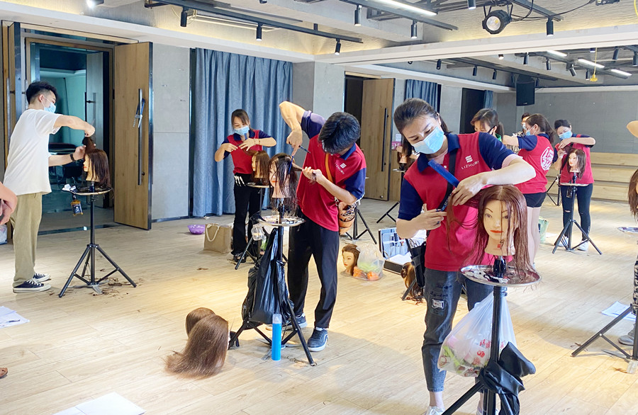 頭發(fā)打薄的注意事項(xiàng)，廣西理發(fā)剪發(fā)學(xué)校教學(xué)