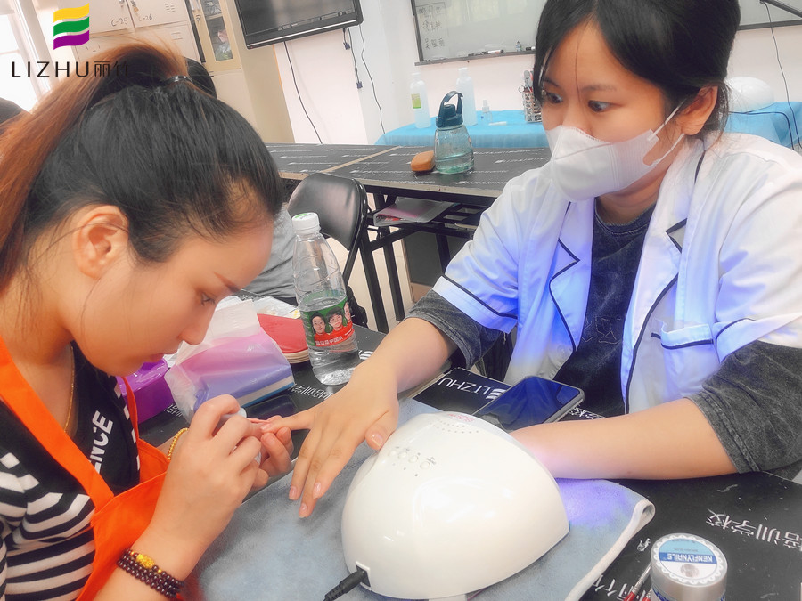 美甲基礎(chǔ)知識內(nèi)容：指甲油干了怎么辦？