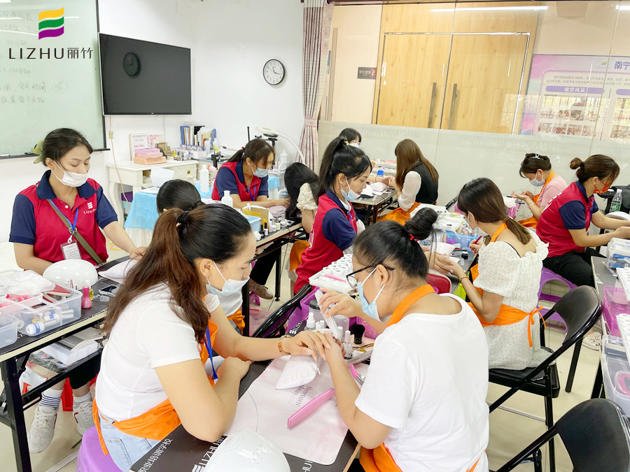 不同甲型的打磨方法，廣西南寧美甲培訓(xùn)班教學(xué)內(nèi)容