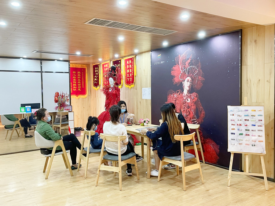 麗竹學(xué)校招生大廳里，全都是人人人人人人