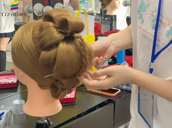 秀禾發(fā)型手打卷教程，南寧化妝盤發(fā)培訓(xùn)課件