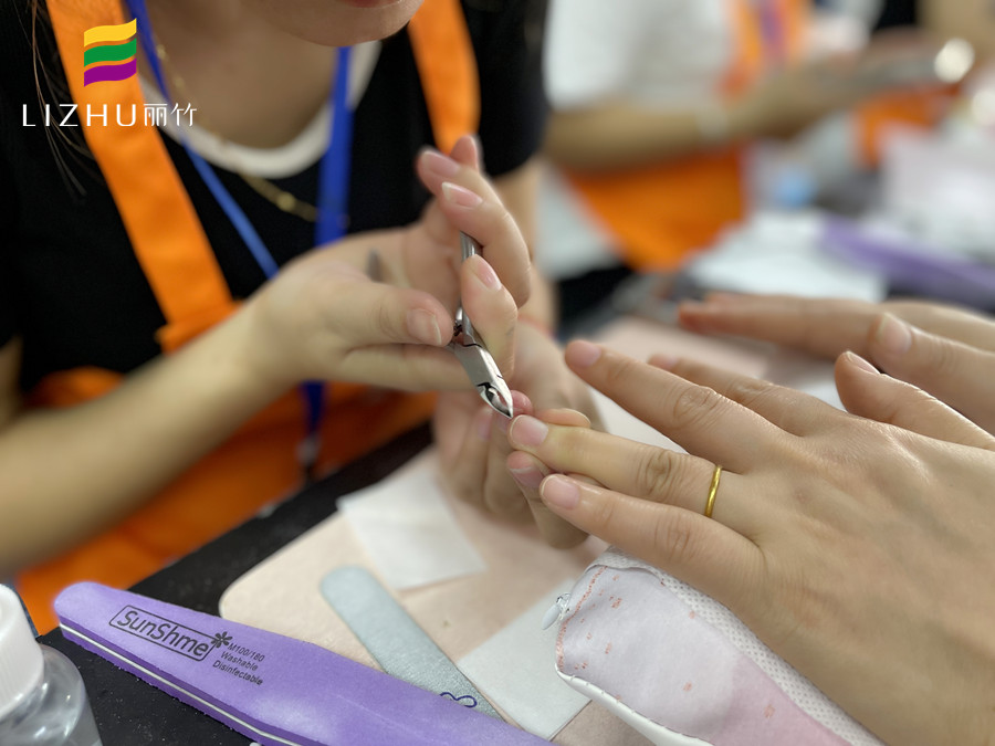 指甲剪太短疼怎么辦？廣西美甲正規(guī)學(xué)校告訴你