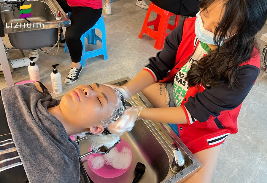 如何正確使用護(hù)發(fā)素？南寧美發(fā)基礎(chǔ)班教學(xué)內(nèi)容