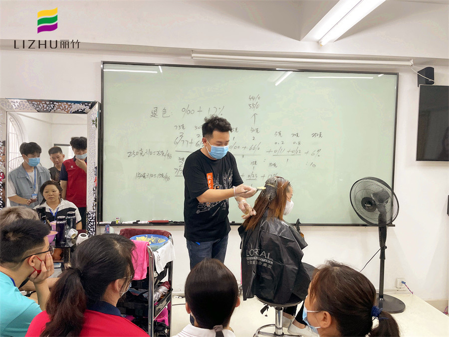 染膏怎么才能涂均勻？廣西染發(fā)培訓(xùn)學(xué)?，F(xiàn)場示范