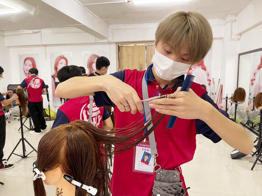 如何給長發(fā)分層？南寧理發(fā)剪發(fā)學校教你