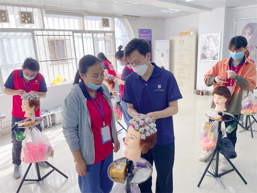 發(fā)根補(bǔ)燙技術(shù)的步驟，南寧燙發(fā)培訓(xùn)學(xué)校課堂實(shí)訓(xùn)