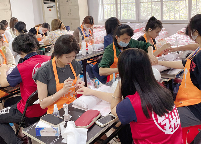 廣西美甲課堂實(shí)操：秋冬正確涂指甲油的方法