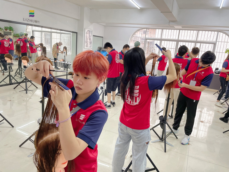 你適合剪齊劉海嗎？南寧剪發(fā)職業(yè)學校為你詳解