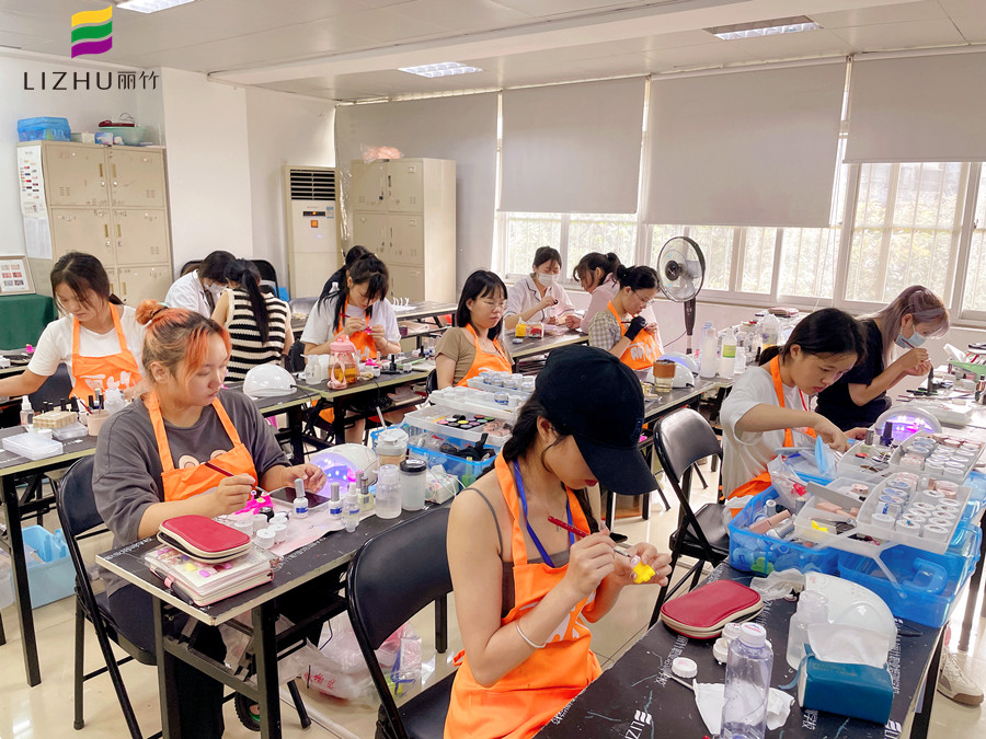 冬天做指甲為什么會裂？廣西南寧美甲學(xué)校分享原因