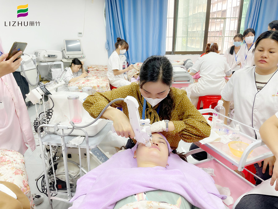 美容院該如何選擇美容儀器？廣西美容儀器培訓(xùn)班教你