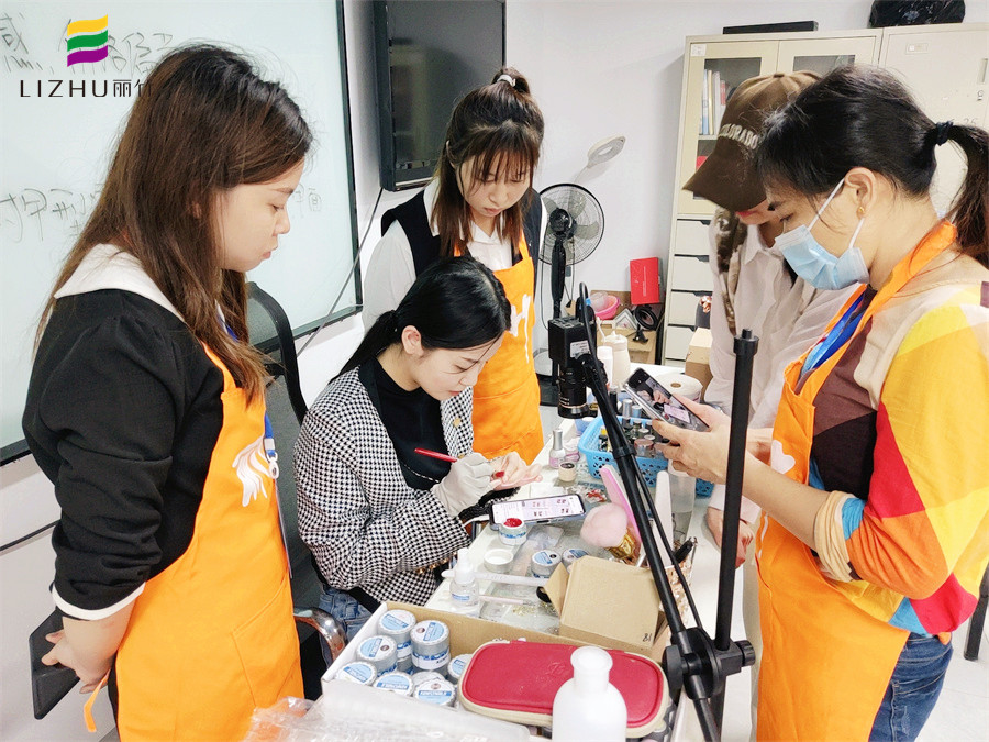 南寧學(xué)美甲要多久？南寧專業(yè)培訓(xùn)美甲師的學(xué)校歡迎你