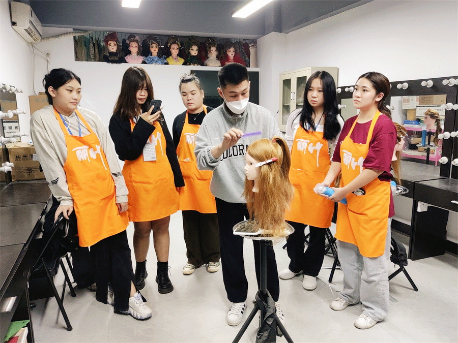 南寧化妝編發(fā)盤發(fā)去哪學？歡迎到麗竹學?；瘖y專業(yè)