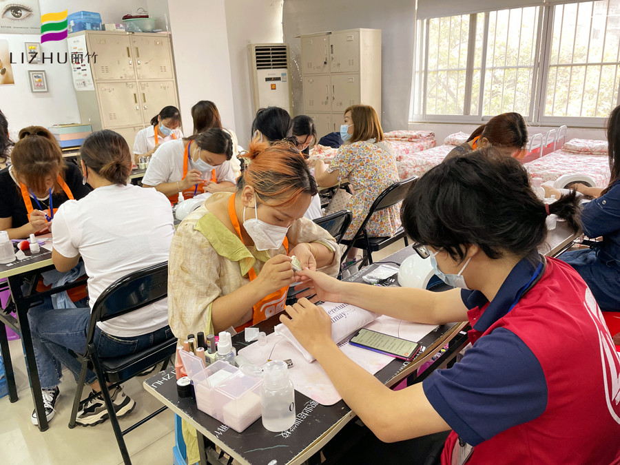 指甲油拉絲了怎么辦？廣西基礎(chǔ)美甲課件講解