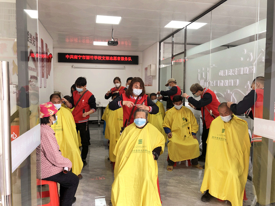 南寧美發(fā)學(xué)校外出理發(fā)活動，你煥然一新過大年