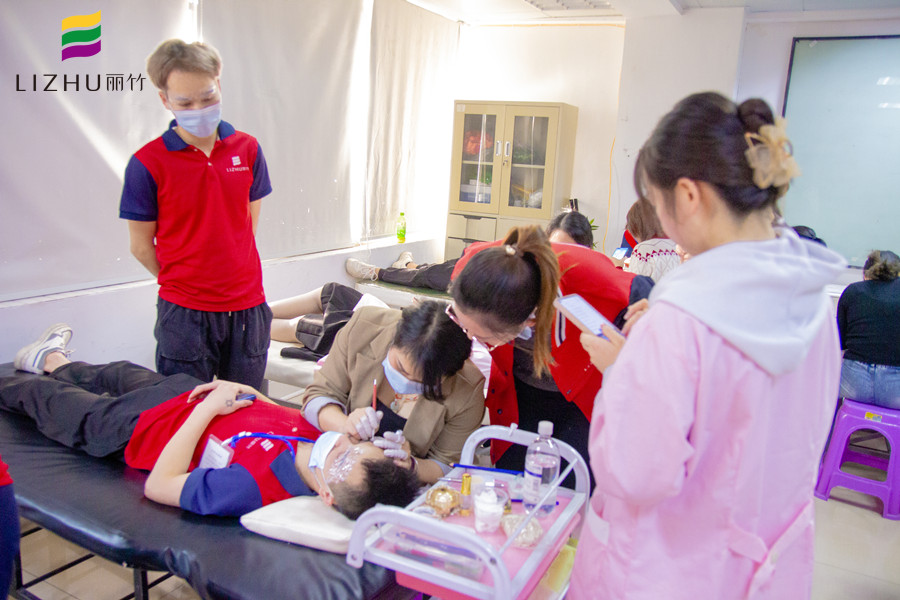 紋繡師在紋眉時(shí)如何收費(fèi)？南寧紋眉培訓(xùn)學(xué)校幫你分析