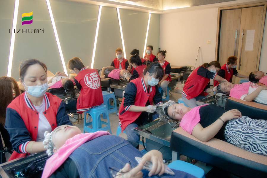 廣西老牌美業(yè)培訓學校告訴你燙過的頭發(fā)怎么剪好看？