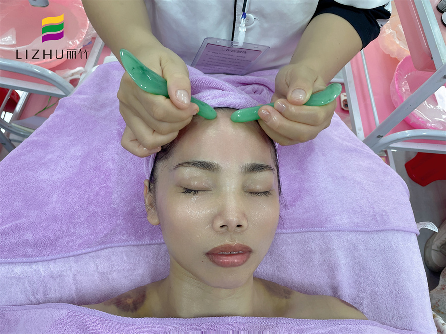 額頭撥筋的手法，廣西皮膚管理學(xué)校分享