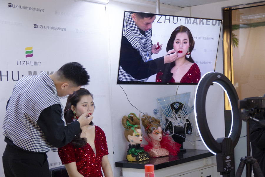 如何正確化底妝？廣西學(xué)化妝基礎(chǔ)告訴你