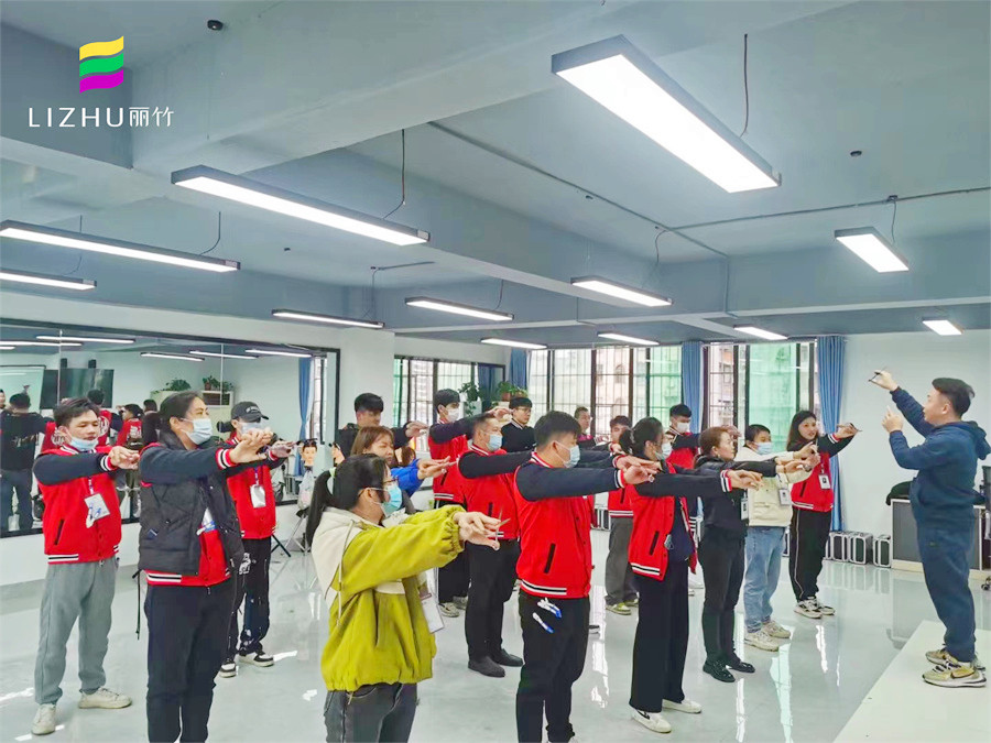 美發(fā)新手的手法練習(xí)，南寧理發(fā)課堂練習(xí)分享