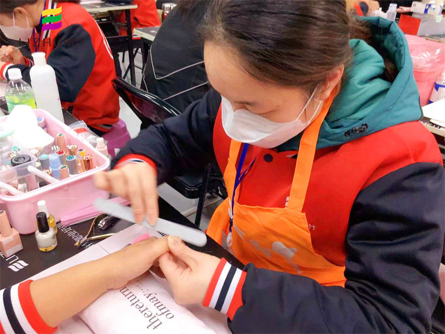 課堂實況！南寧美甲專業(yè)學(xué)員練習(xí)