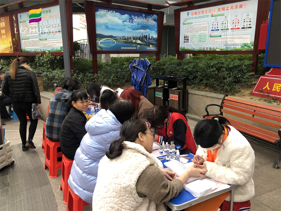 廣西美甲學(xué)校公益美甲進社區(qū)，大受居民歡迎