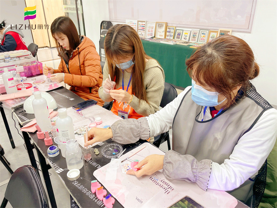 學(xué)美甲有年齡限制嗎？南寧專業(yè)美甲師培訓(xùn)學(xué)校告訴你