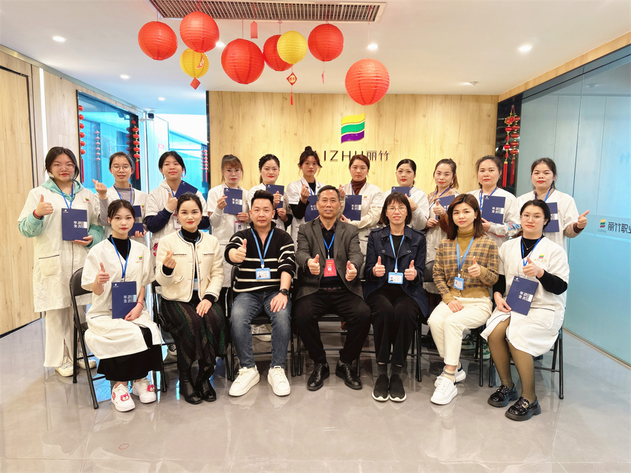 南寧美容培訓(xùn)班畢業(yè)，同學(xué)們，加油！