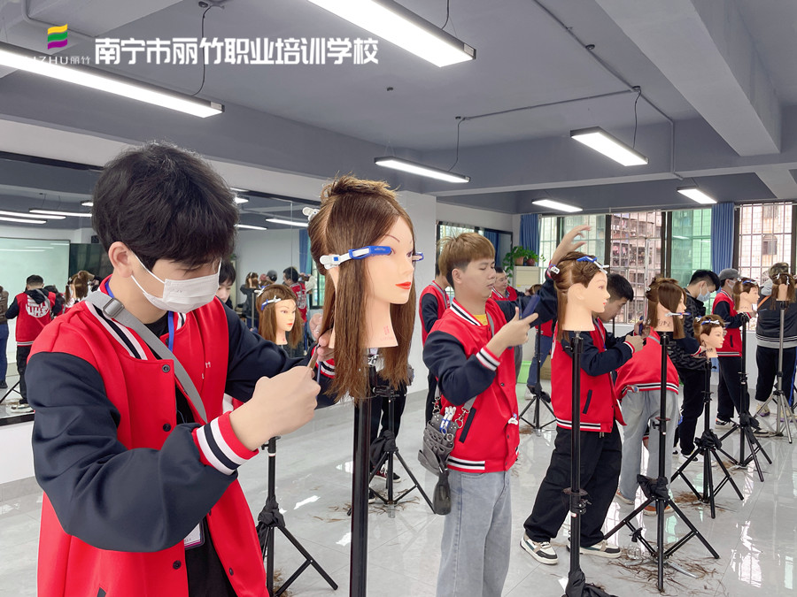 發(fā)型剪出層次感的技巧，南寧美發(fā)師培訓(xùn)課程