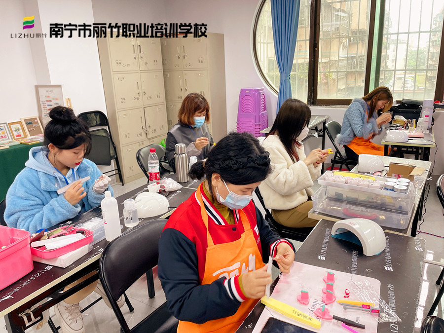 廣西美甲基礎(chǔ)內(nèi)容：經(jīng)常做美甲手會變黑嗎？