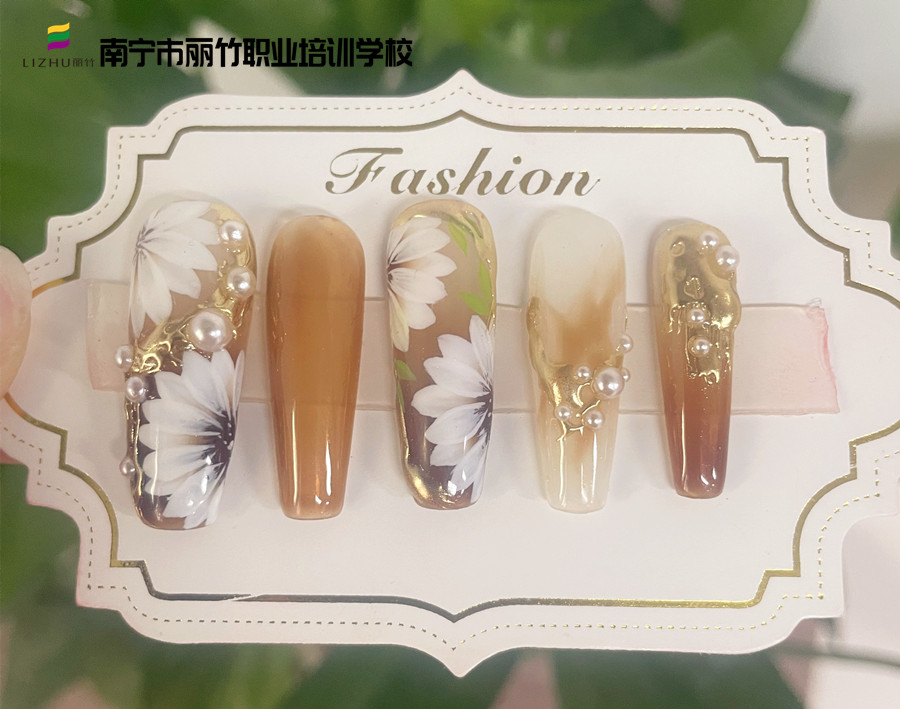 春日手繪花朵美甲，廣西美甲速成班營(yíng)造春之浪漫