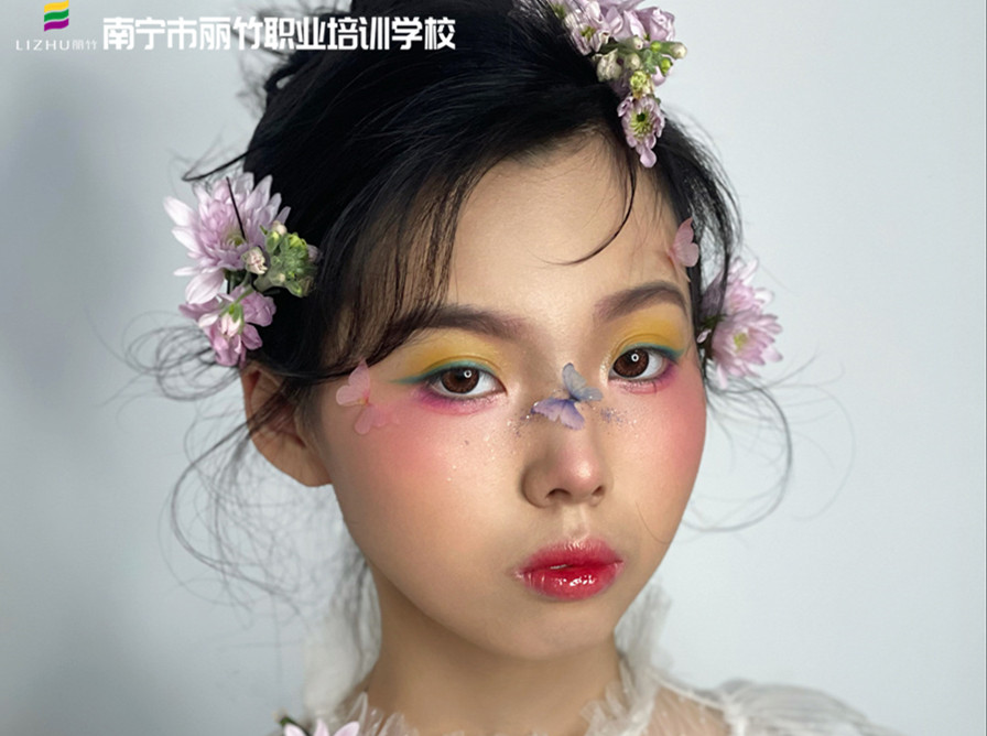 森系鮮花新娘造型，南寧新娘化妝學(xué)校作品