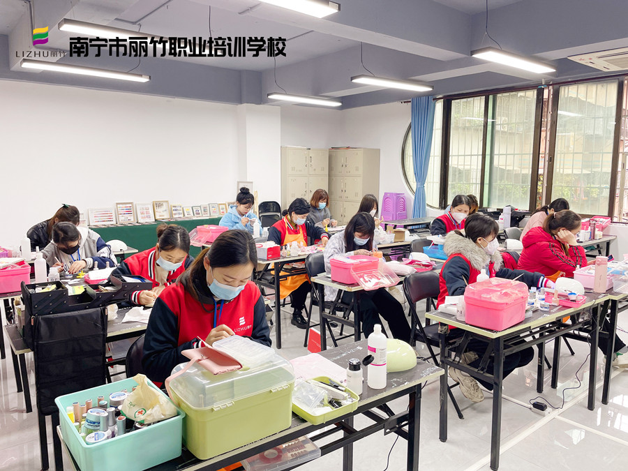 南寧學(xué)美甲哪里可以進(jìn)修？麗竹學(xué)校美甲專業(yè)