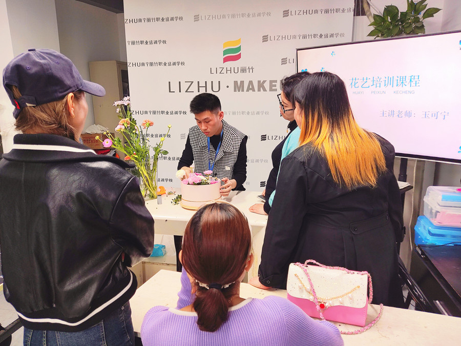 廣西學(xué)花藝插花：韓式花盒的顏色搭配