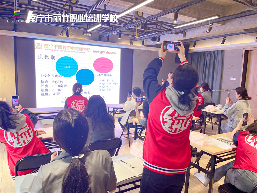 開班啦！直擊南寧美睫學校課堂實況