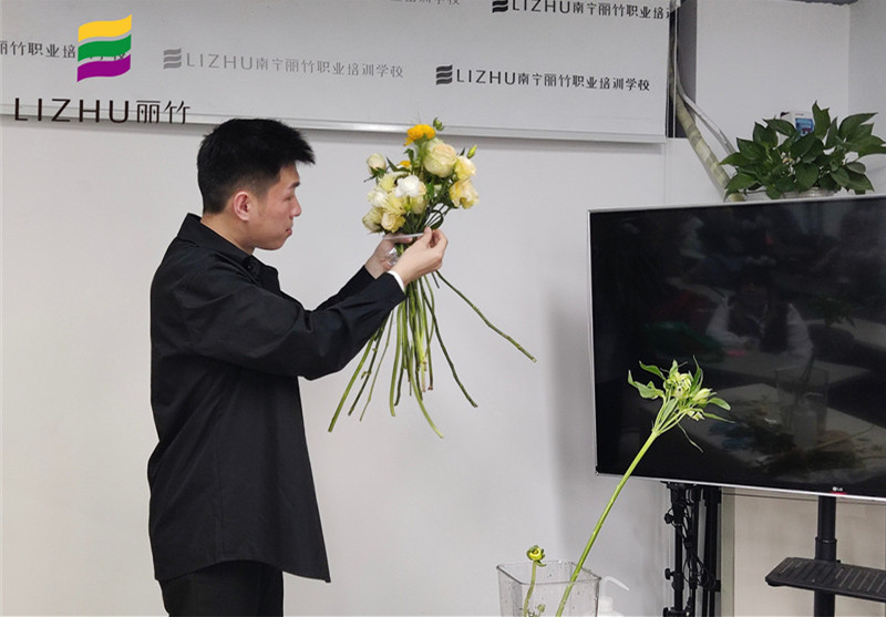 南寧培訓插花基礎：花材同色系的選擇