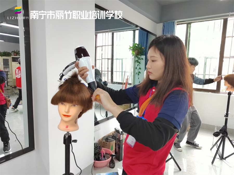 廣西學(xué)吹風(fēng)造型、廣西美發(fā)吹風(fēng)培訓(xùn)