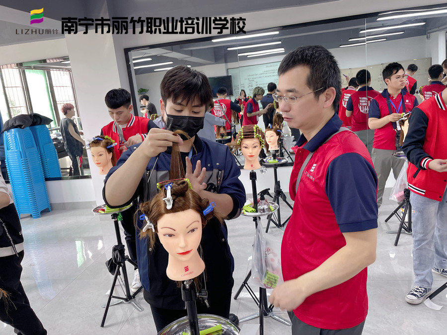 美發(fā)怎么卷杠紙？南寧美發(fā)卷發(fā)學(xué)校實(shí)訓(xùn)展示