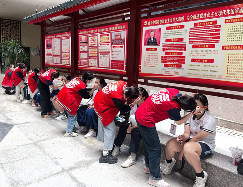 南寧化妝實(shí)踐課，為南寧十四中同學(xué)提供化妝服務(wù)