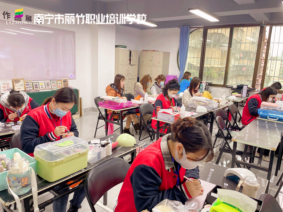 全貼甲片和半貼有什么區(qū)別？廣西美甲基礎(chǔ)班培訓(xùn)