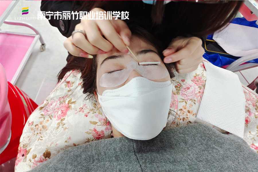 冷燙翹睫術(shù)的好處，南寧美甲美睫學(xué)校分享